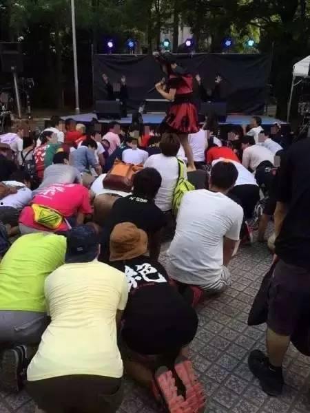 日本粉丝求踩踏合影,独特文化现象引发热议