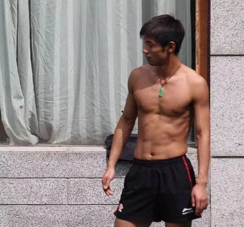 你们老公张继科裸身踢球,运动魅力四溢