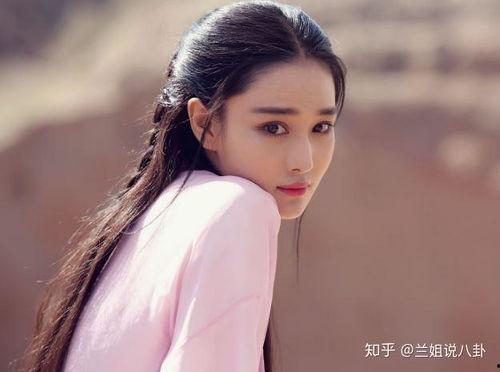 娱乐圈八卦最新爆料图片,神秘恋情曝光，当红明星竟与素人牵手？